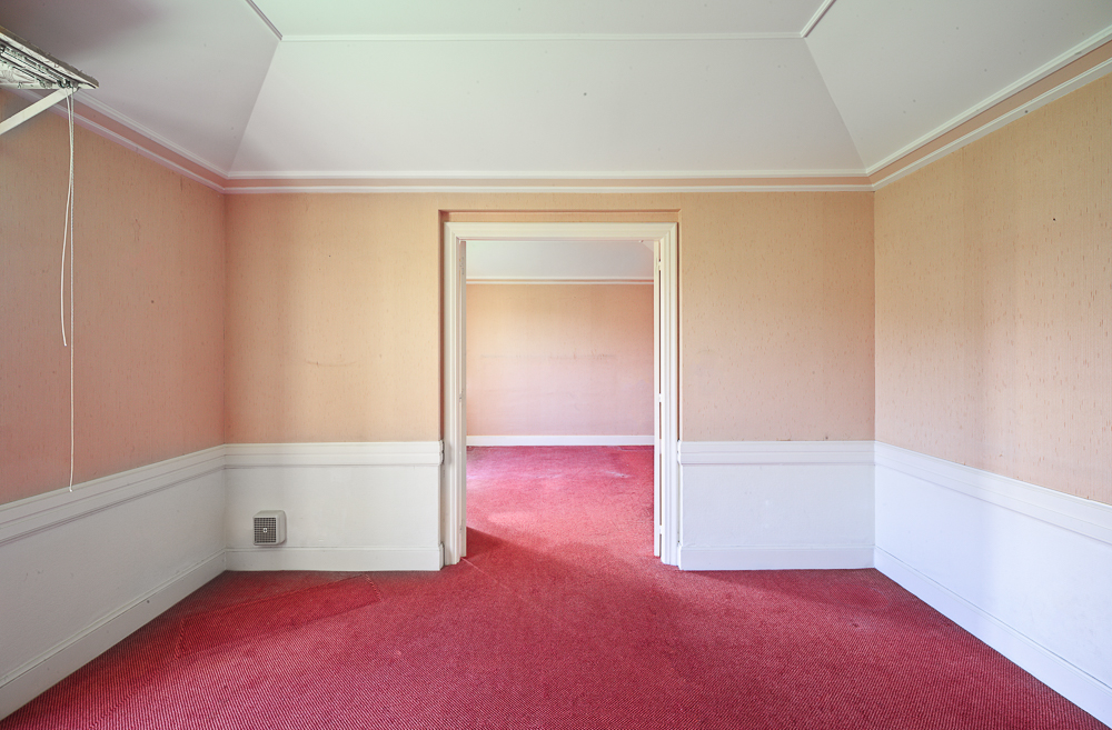 Room in reds (Aspect ratio 1,50x1)